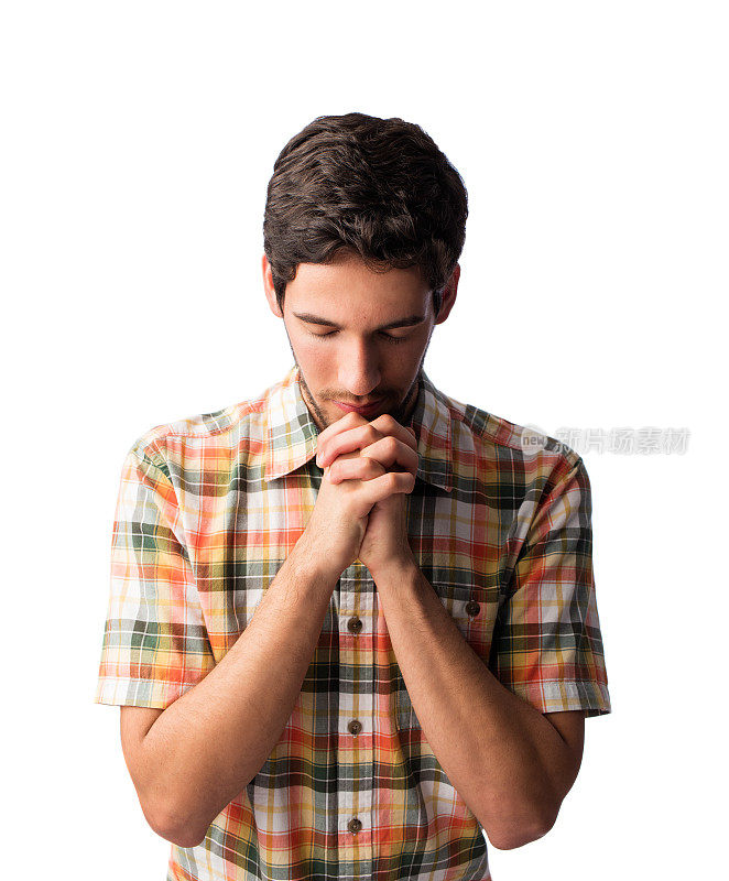一个年轻的拉丁男子双手合十祈祷