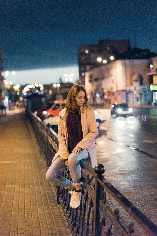 雨后走在城里的女人