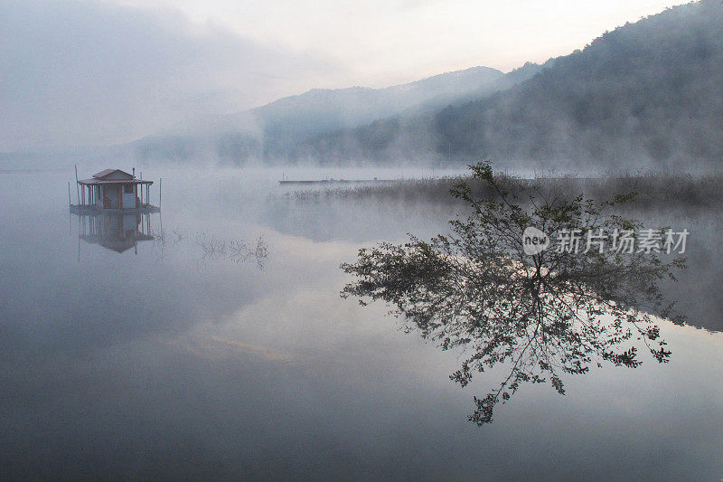 一个水雾