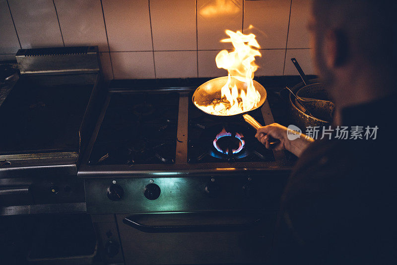 厨师准备火焰餐