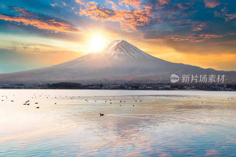 早晨的富士山和川口湖，秋季的富士山在山町。