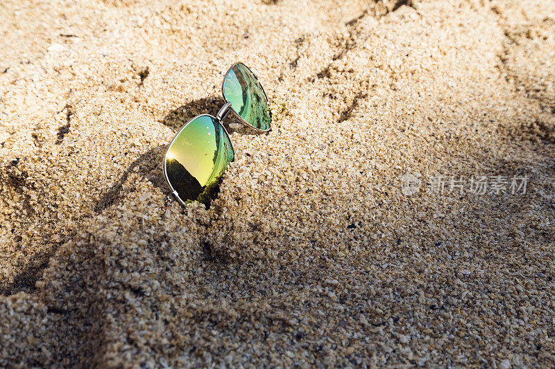 康沃尔，波思科诺海滩，沙滩上的镜面太阳镜映出了海岸线。