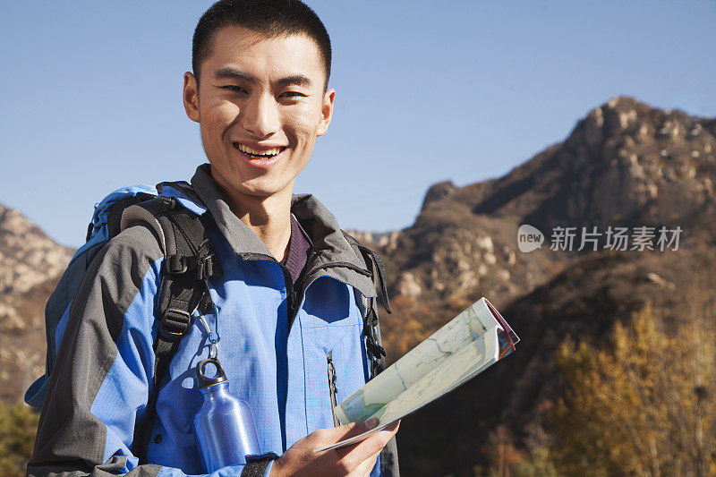 中国男子在看乡村景观地图