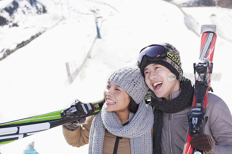 一对中国夫妇站在滑雪场上