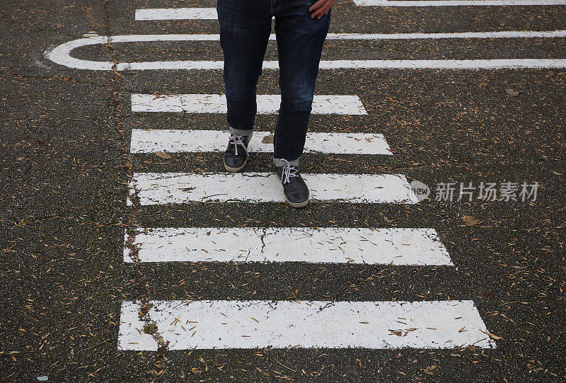 在人行横道上穿过城市街道