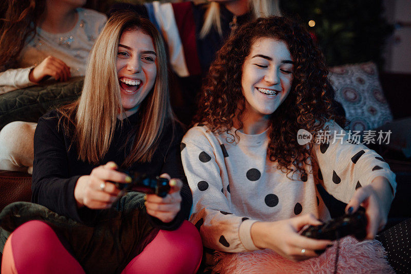 女孩玩电子游戏玩得开心