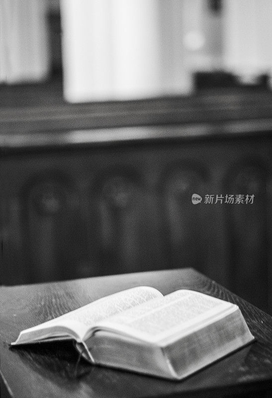圣经放在教堂长凳前的桌子上