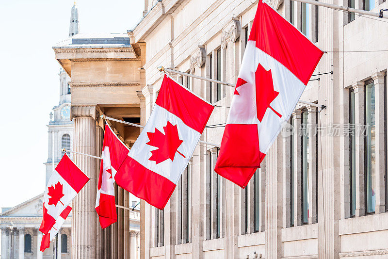 伦敦，英国年长委员会加拿大与近距离的红色加拿大国旗在鸡spur街在威斯敏斯特