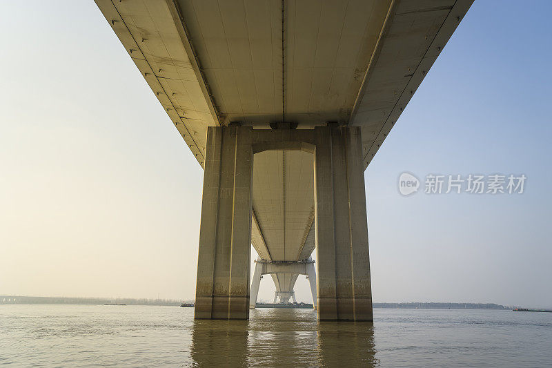 长江大桥的建筑支柱