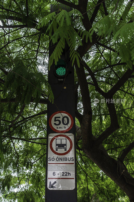 巴西圣保罗保利斯塔大道的街道标志和交通信号