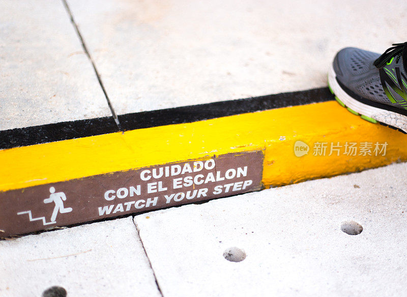 墨西哥:“注意脚下”标志(西班牙语);踏上一步