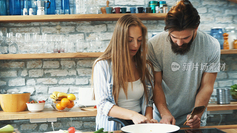 年轻夫妇在家里一起做晚餐