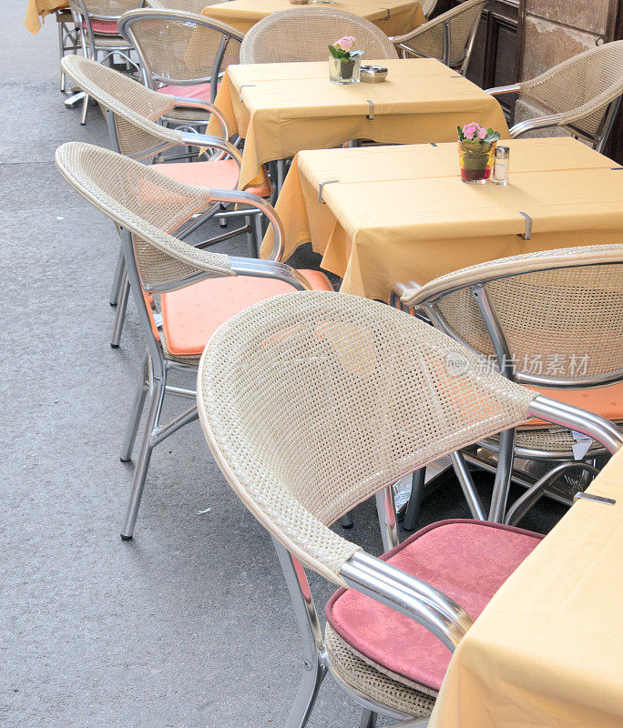 舒适的座椅和优雅的桌子在街头咖啡馆。
