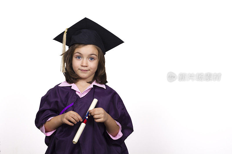 年轻的女孩穿着毕业礼服和学位证书