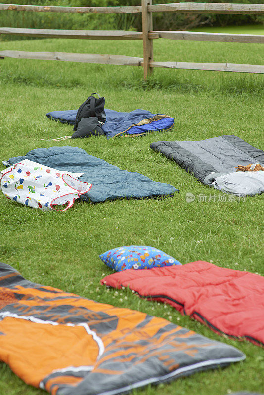 草地上的睡袋