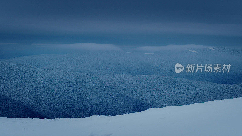 冬季仙境。的雪山风景