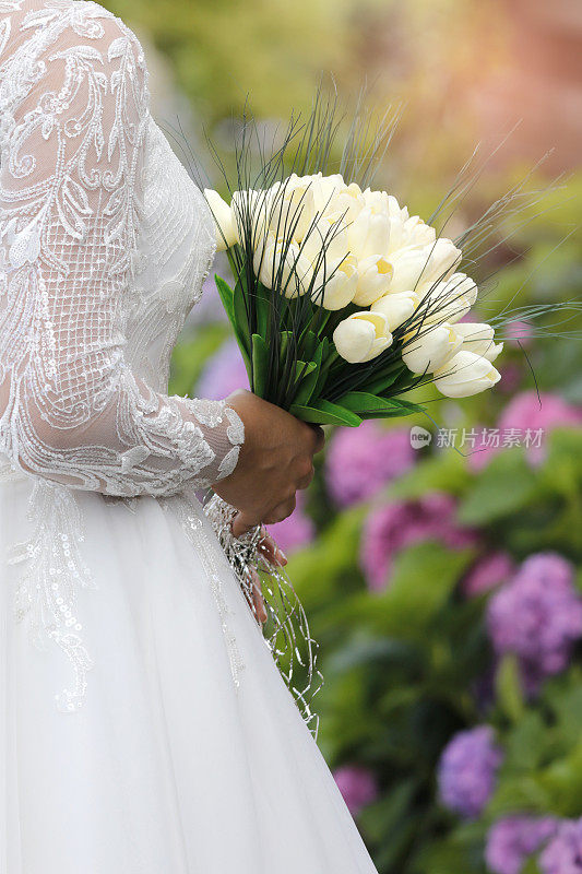 婚礼特写的白色新娘花束