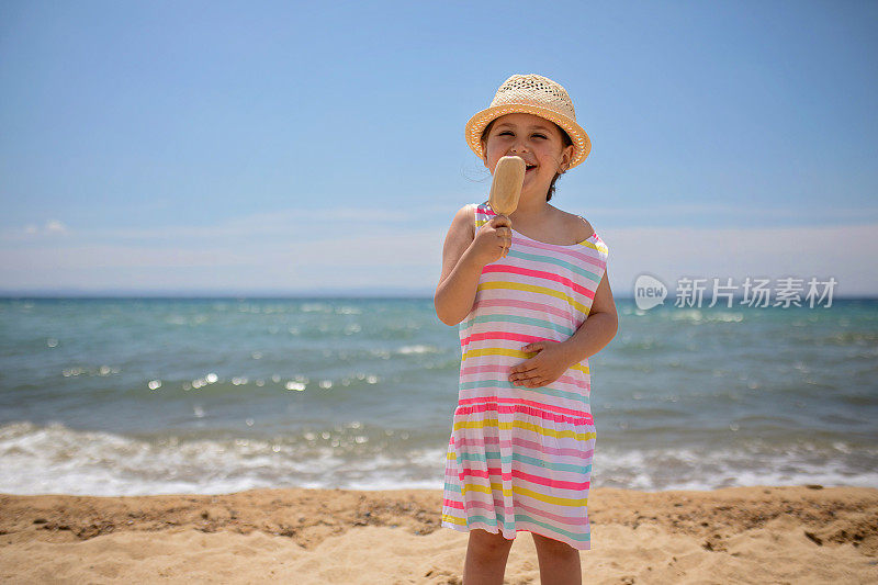 小女孩在温暖的夏日里享用棒状冰淇淋