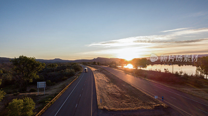 日落时分，一辆半挂车在科罗拉多公路上行驶