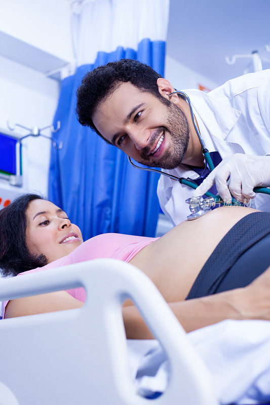 拉丁裔医生向孕妇提供医疗咨询