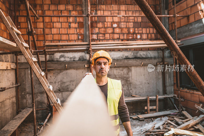 建筑工地上的建筑工人