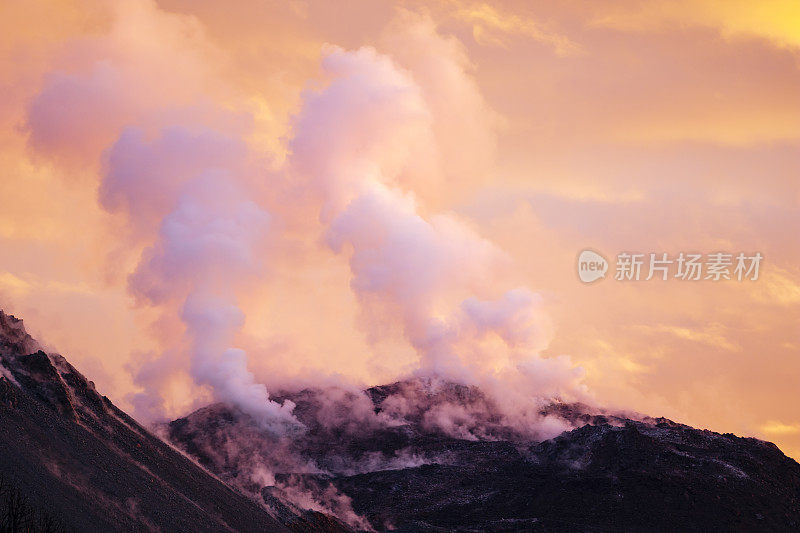 在帕克普马林Chaiten火山上粉红色的晚霞