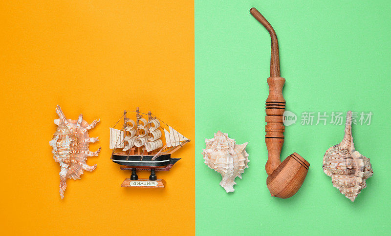 装饰船，贝壳，鸡管在彩色蜡笔背景。队长沉船。夏天海滩上的概念。前视图中,极简主义