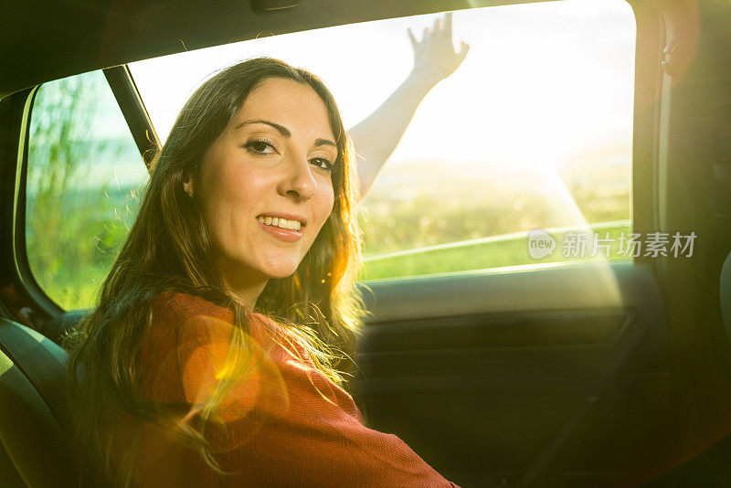 女孩在车窗边享受风