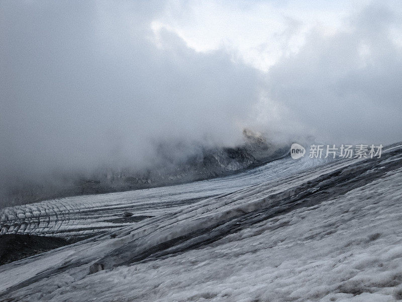 冬季仙境。的雪山风景。雾蒙蒙的天