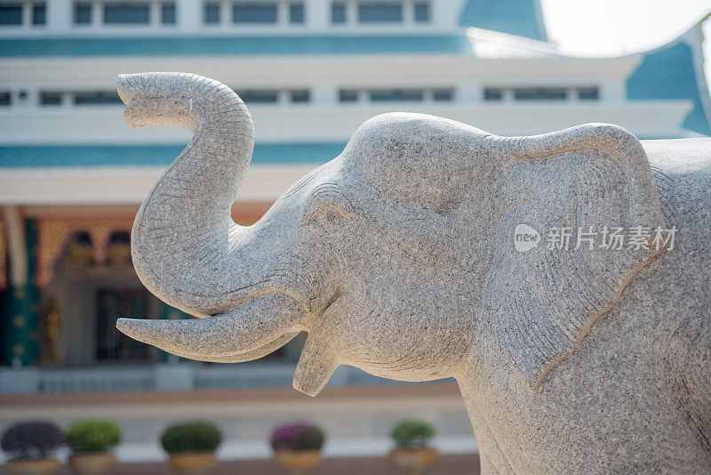 泰国寺庙里的大象雕像