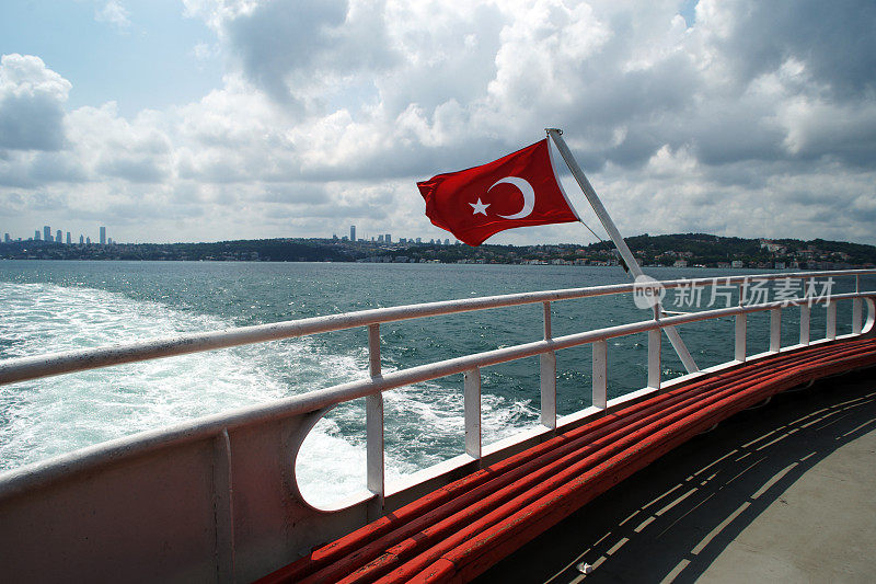 在一艘客船的背面挂着一面土耳其国旗
