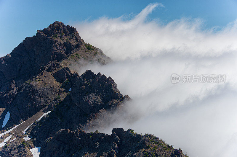 云海之上的山峰