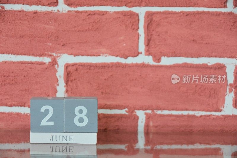 六月二十八日靠在一堵红砖墙上