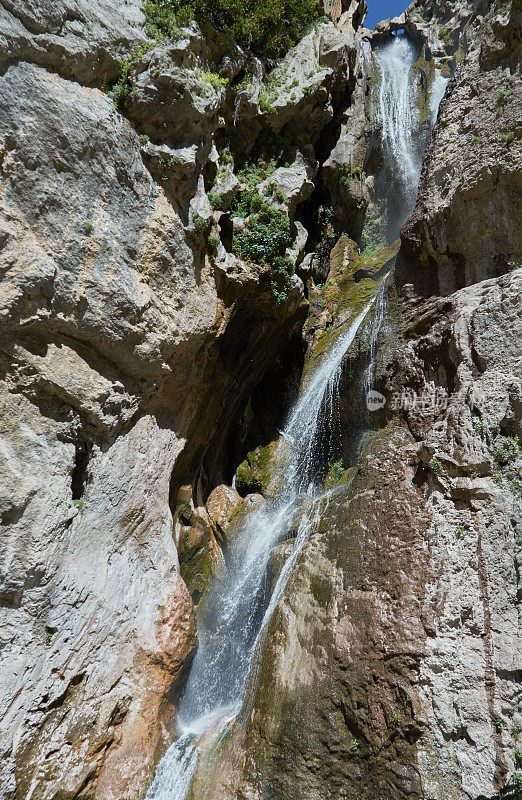 在塞拉德卡索拉，塞古拉和别墅的自然公园里的博罗沙河器官的跳跃瀑布。Jaen。安达卢西亚。西班牙