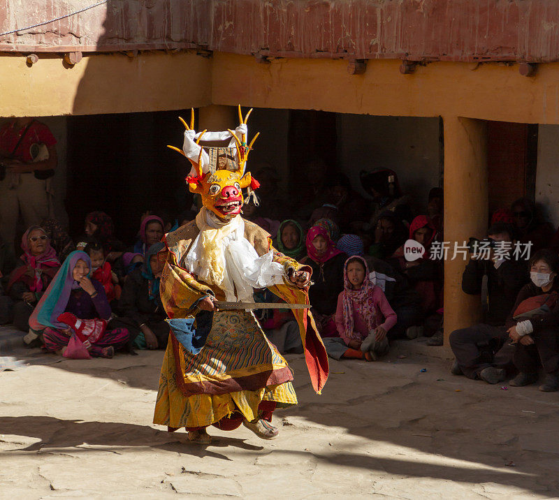 在占舞节上，戴着鹿面具、手持礼剑的僧人表演藏传佛教的宗教神秘舞蹈