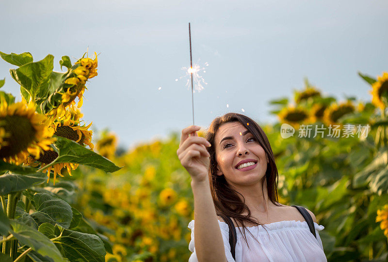 向日葵地里的美丽姑娘