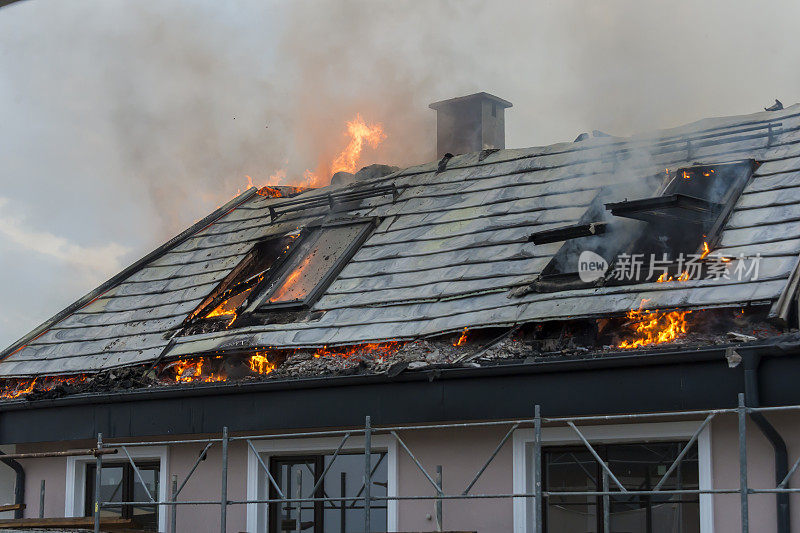 火。阁楼着火了。