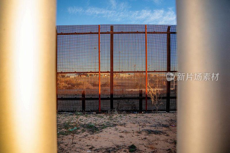 美国和墨西哥之间的边境墙在圣特蕾莎十字路口从新墨西哥州和墨西哥的奇瓦瓦州在Daya的凌晨
