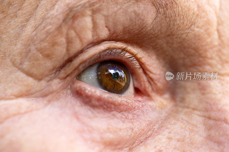 特写70岁老妇棕色眼睛，拷贝空间