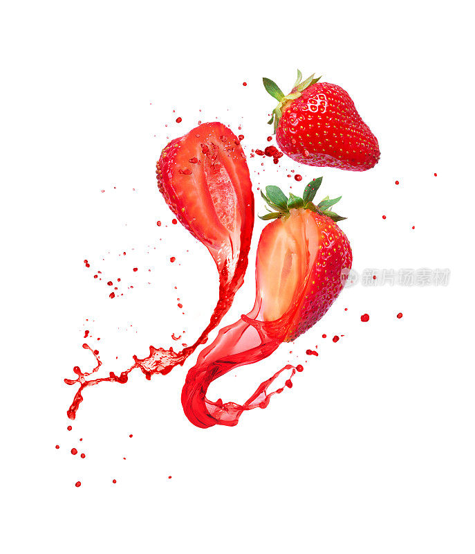 在白色的背景上，从切好的草莓上溅出果汁