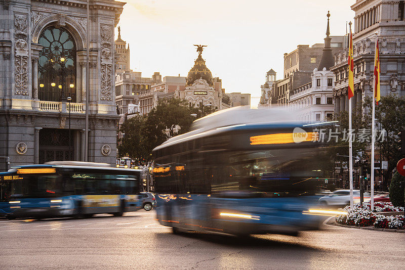 马德里市内公交车正在行驶