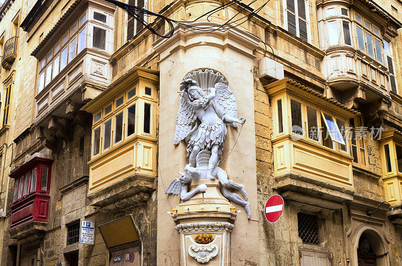 马耳他-地中海旅游胜地，传统装饰雕塑在瓦莱塔的建筑角落