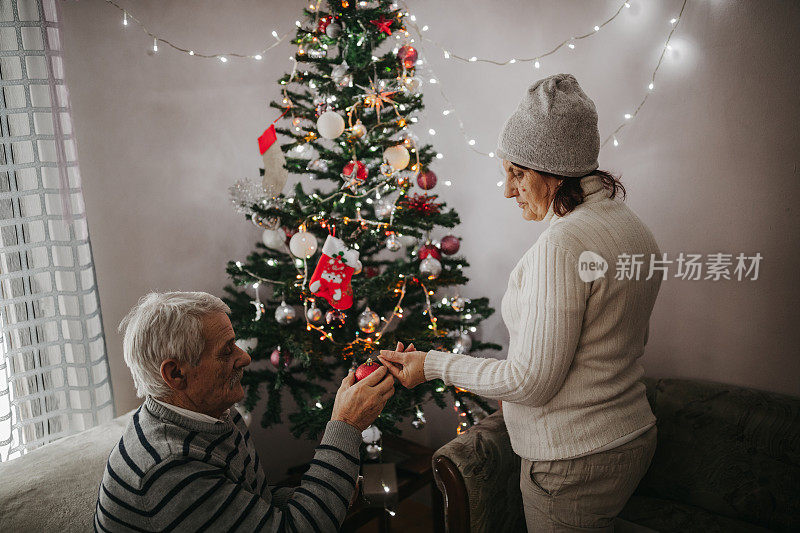 老年夫妇装饰圣诞树