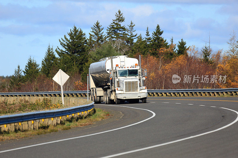 高速公路上的半卡车