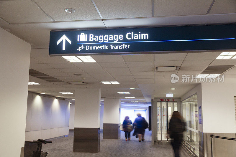 机场行李提取处的牌子
