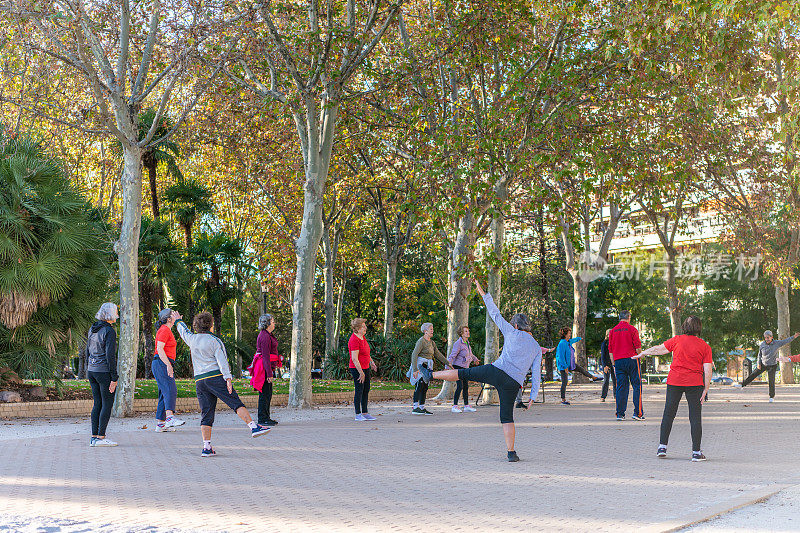 人们聚集在马德里德博德圣殿的公园和广场上一起锻炼