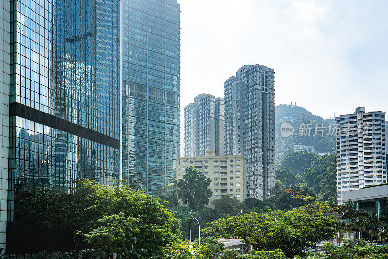 就在香港市中心现代金融摩天大楼的正下方