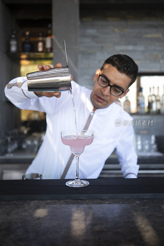 夏日茶点，鸡尾酒和新鲜水果