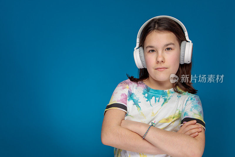 自信的少女戴着白色耳机听音乐