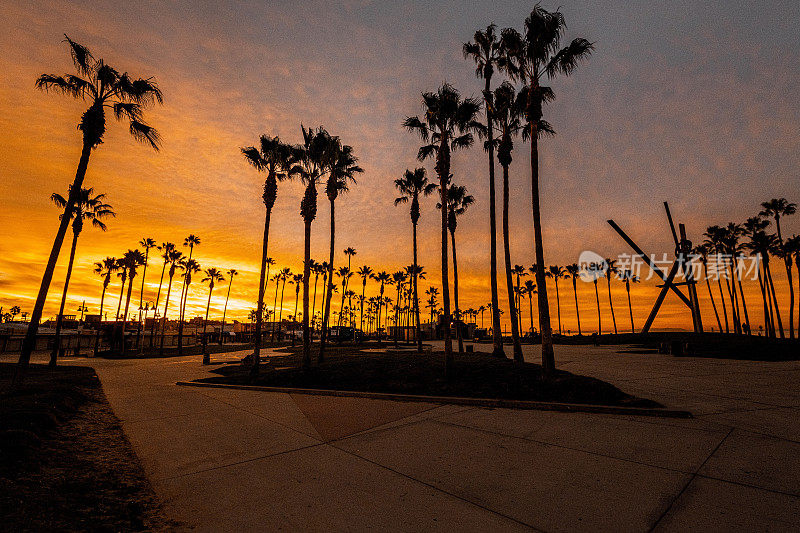 洛杉矶威尼斯海滩的木板路，黄金时间